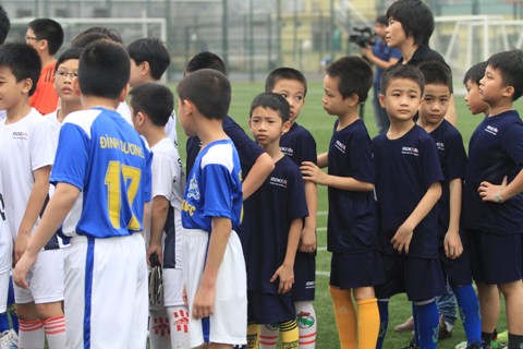 Khi các cầu thủ nhí đá bóng vì... từ thiện