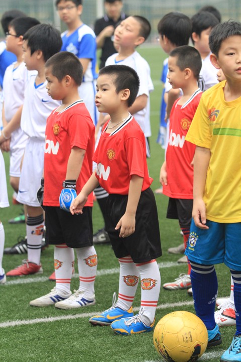 Khi các cầu thủ nhí đá bóng vì... từ thiện