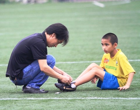 Khi các cầu thủ nhí đá bóng vì... từ thiện