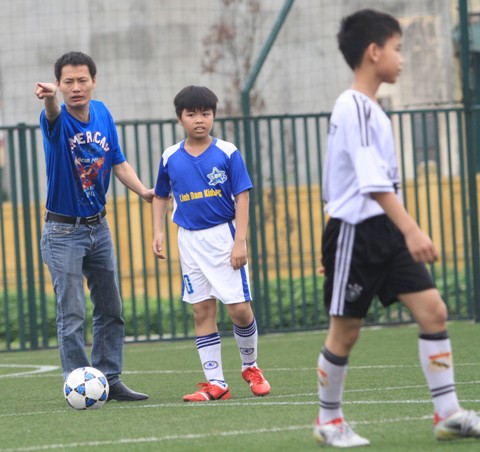 Khi các cầu thủ nhí đá bóng vì... từ thiện