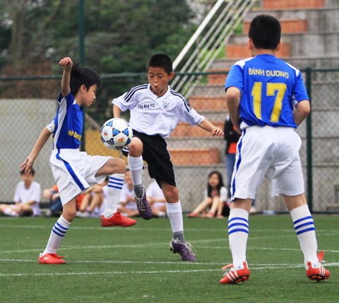 Khi các cầu thủ nhí đá bóng vì... từ thiện