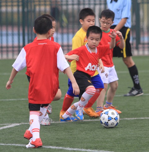 Khi các cầu thủ nhí đá bóng vì... từ thiện