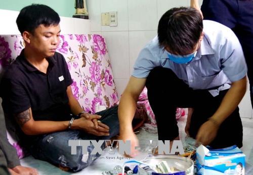 Phát hiện nhiều ma túy đá ngụy trang tinh vi trong quần áo, đồ gia dụng